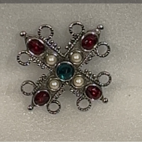 Vintage Silver Tone Brooch with pearls, green,red stones roll over  clasp 3"X3" - Picture 8 of 11